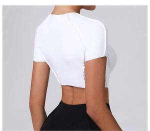 Vue détaillée des coutures et du tissu élastique d'un haut de sport court blanc