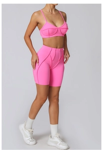 Détail de l'ensemble de yoga rose néon avec brassière de sport et short à taille haute