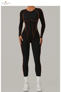 Détail d'une combinaison de sport noire avec coutures contrastées orange et coupe ajustée
