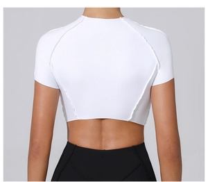 Vue arrière du haut de yoga court blanc avec manches raglan et coupe ajustée moulante