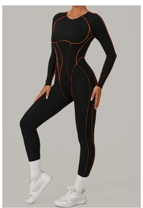 Détail de la combinaison de yoga avec coutures contrastées orange et lignes sculptantes