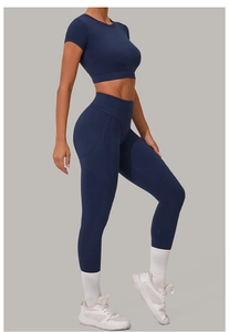 Détail du set de yoga bleu marine à taille haute avec t-shirt de sport court ajusté