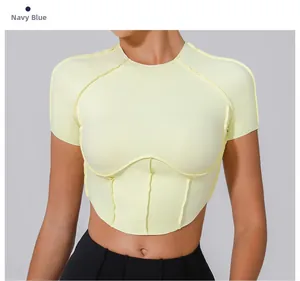Détail des coutures extensibles et de la coupe ajustée sur le haut de yoga jaune