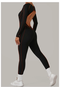 Détail du dos nu et des coutures orange contrastées sur la combinaison de yoga noire