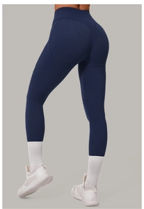 Vue arrière macro du pantalon de yoga taille haute bleu marine avec coutures push-up
