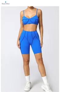 Détail de l'ensemble de yoga bleu roi avec brassière de sport et short taille haute