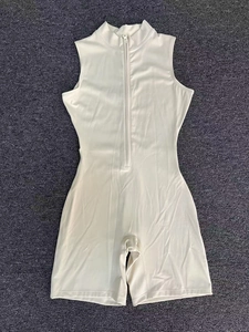 Détail à plat du body de yoga beige sans manches avec fermeture éclair et col montant