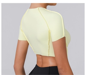 Détail de profil du crop top jaune à manches courtes avec coutures apparentes modernes