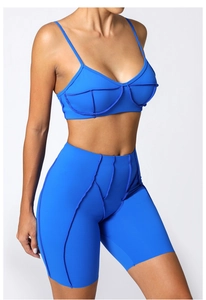 Détail de l'ensemble de yoga bleu royal avec coutures contrastées sur le short et le haut