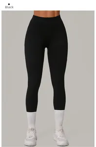 Détail du legging de yoga noir à taille haute avec coutures sculptantes pour effet push-up