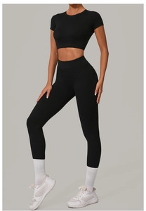 Détail de legging de yoga noir taille haute et haut de sport court à manches courtes