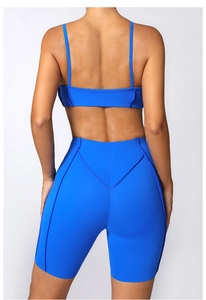 Vue arrière d'un ensemble short de cyclisme bleu vif à taille haute et brassière