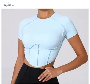 Détail du crop top de yoga bleu ciel avec coutures sportives et coupe ajustée