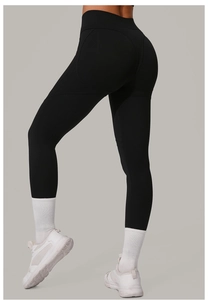 Détail du legging de yoga noir à taille haute montrant la couture ergonomique effet push-up