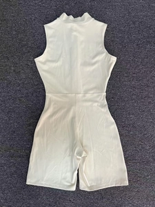 Détail du body de yoga sans manches blanc cassé avec col montant et fermeture éclair