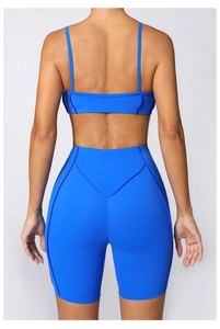 Vue arrière détaillée de l'ensemble de yoga bleu royal avec fines bretelles et short taille haute