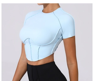 Détail du haut de sport bleu clair avec coutures structurées style corset et coupe courte
