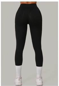 Vue arrière du legging de yoga noir à taille haute avec effet sculptant et fessier