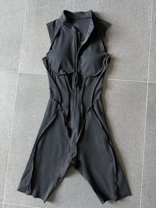 Body sportivo nero con cerniera frontale, collo alto e dettagli cut-out sui fianchi