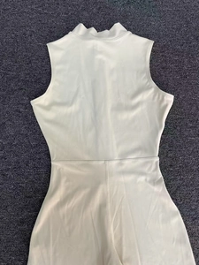 Détail du dos d'un body de yoga sans manches beige avec col montant et coupe moulante