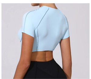 Détail du haut de fitness bleu clair avec coutures renforcées et coupe ajustée