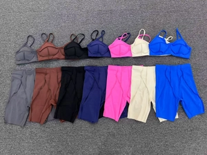 Vue détaillée à plat d'ensembles de yoga pour femmes avec brassières et shorts en sept couleurs