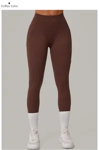 Détail du pantalon de yoga café taille haute avec coutures en V pour gainer la taille