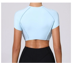 Détail du haut de yoga bleu clair avec coutures apparentes élégantes au dos de la pièce