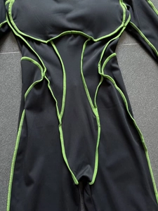 Détail d'un body haute élasticité avec coutures vert fluo et design ergonomique profilé