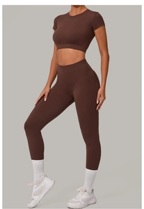 Détail d'un ensemble de yoga marron taille haute avec coutures ergonomiques et tissu technique
