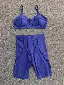 Ensemble de yoga violet foncé à plat avec détails de coutures contrastées visibles