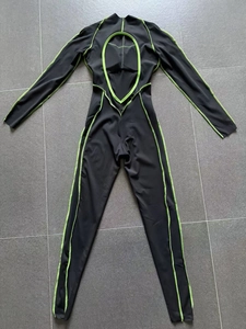 Détail de la découpe ovale au dos et des coutures néon sur la combinaison de yoga noire
