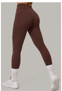 Détail du legging de yoga taille haute avec couture push-up et surpiqûres galbantes