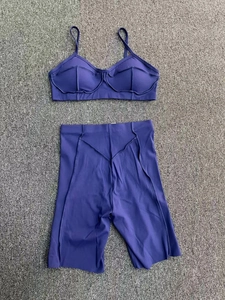 Ensemble de yoga violet avec soutien-gorge de sport et short cycliste taille haute