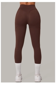 Vue détaillée du legging de yoga café à taille haute avec couture incurvée fessier