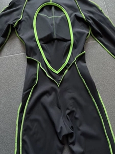 Détail de la découpe ergonomique du dos et des coutures vert néon sur le body de yoga