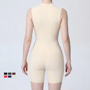 Body de yoga sans manches pour femme beige avec col montant et coupe sportive ajustée