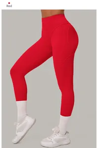 Détail du pantalon de yoga taille haute rouge vif avec coutures sculptantes sans couture