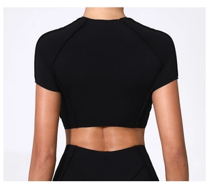 Détail du dos du haut de yoga noir à coupe ajustée avec coutures de contouring