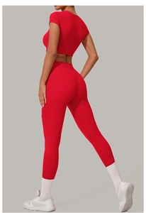 Détail du legging de yoga rouge vif à taille haute avec coutures galbantes et effet push-up