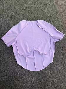Détail du haut de yoga lavande avec ourlet incurvé superposé et coutures plates apparentes