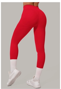 Détail du legging de yoga rouge à taille haute avec couture push-up et tissu brossé
