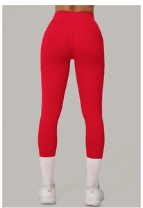 Détail du legging de yoga rouge à taille haute avec couture liftante et tissu mat doux