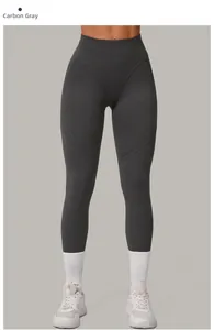 Vue détaillée du pantalon de yoga taille haute gris anthracite aux coutures incurvées