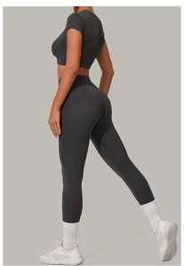 Vue détaillée de l'ensemble de yoga sans couture taille haute avec legging galbant