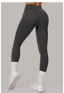 Détail du legging de yoga taille haute avec couture sculptante pour un effet galbant