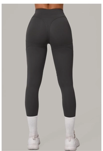 Détail du legging de yoga taille haute avec couture en V à l'arrière pour l'effet galbant