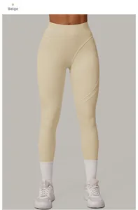 Détail du legging de yoga beige à taille haute avec coutures galbantes et effet push-up
