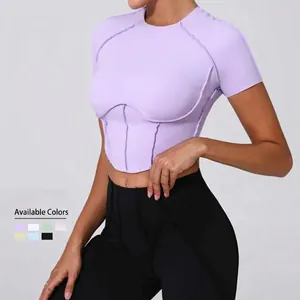 Haut de yoga court lilas ajusté avec coutures apparentes et legging de sport noir