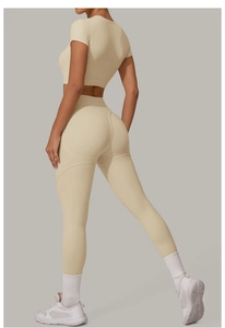 Détail du legging de yoga taille haute et haut court en ensemble beige crème